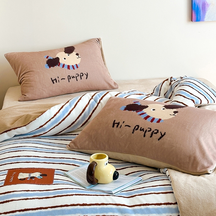 91家纺网 家纺一手货源 找家纺 桃子家居 2025新款A类ins数码印花卡通织标混搭大版加厚牛奶绒系列四件套 绒-织标柚安围巾狗