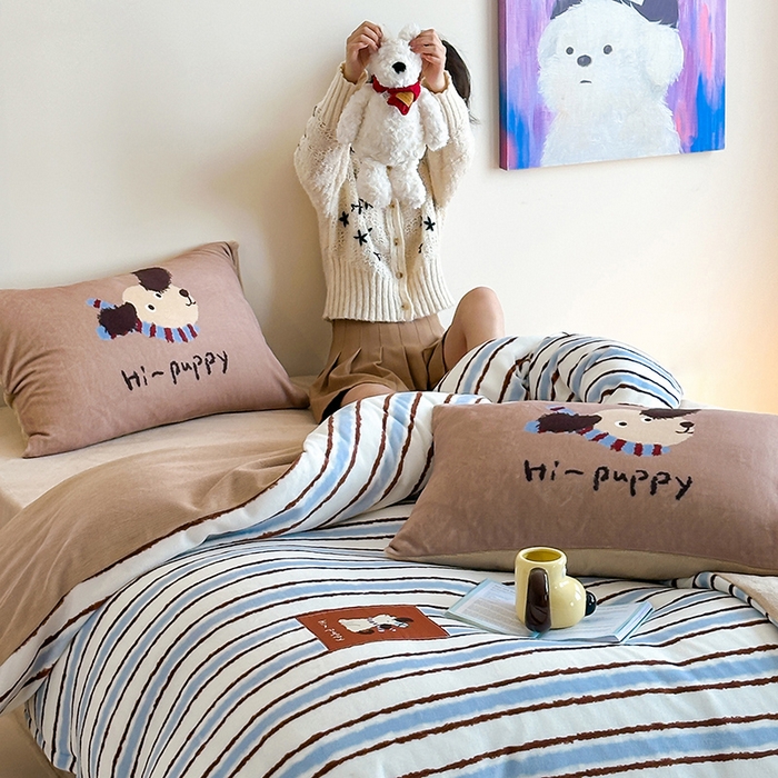 91家纺网 家纺一手货源 找家纺 桃子家居 2025新款A类ins数码印花卡通织标混搭大版加厚牛奶绒系列四件套 绒-织标柚安围巾狗