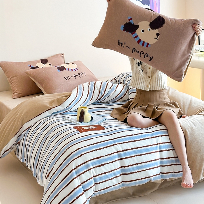 91家纺网 家纺一手货源 找家纺 桃子家居 2025新款A类ins数码印花卡通织标混搭大版加厚牛奶绒系列四件套 绒-织标柚安围巾狗