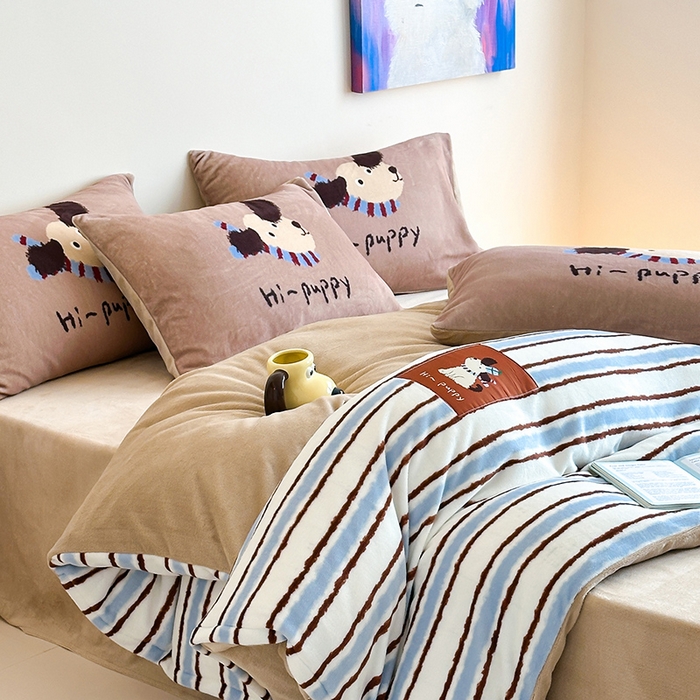 91家纺网 家纺一手货源 找家纺 桃子家居 2025新款A类ins数码印花卡通织标混搭大版加厚牛奶绒系列四件套 绒-织标柚安围巾狗