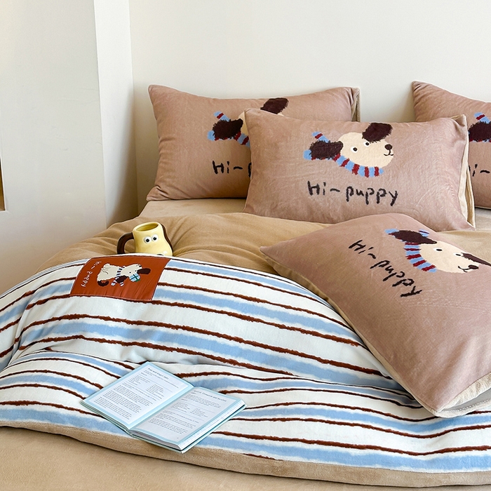 91家纺网 家纺一手货源 找家纺 桃子家居 2025新款A类ins数码印花卡通织标混搭大版加厚牛奶绒系列四件套 绒-织标柚安围巾狗