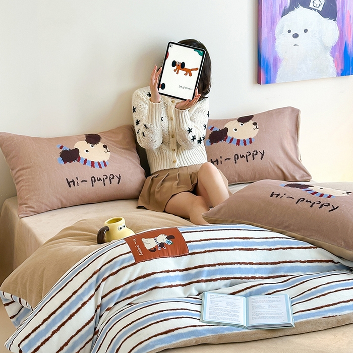 91家纺网 家纺一手货源 找家纺 桃子家居 2025新款A类ins数码印花卡通织标混搭大版加厚牛奶绒系列四件套 绒-织标柚安围巾狗