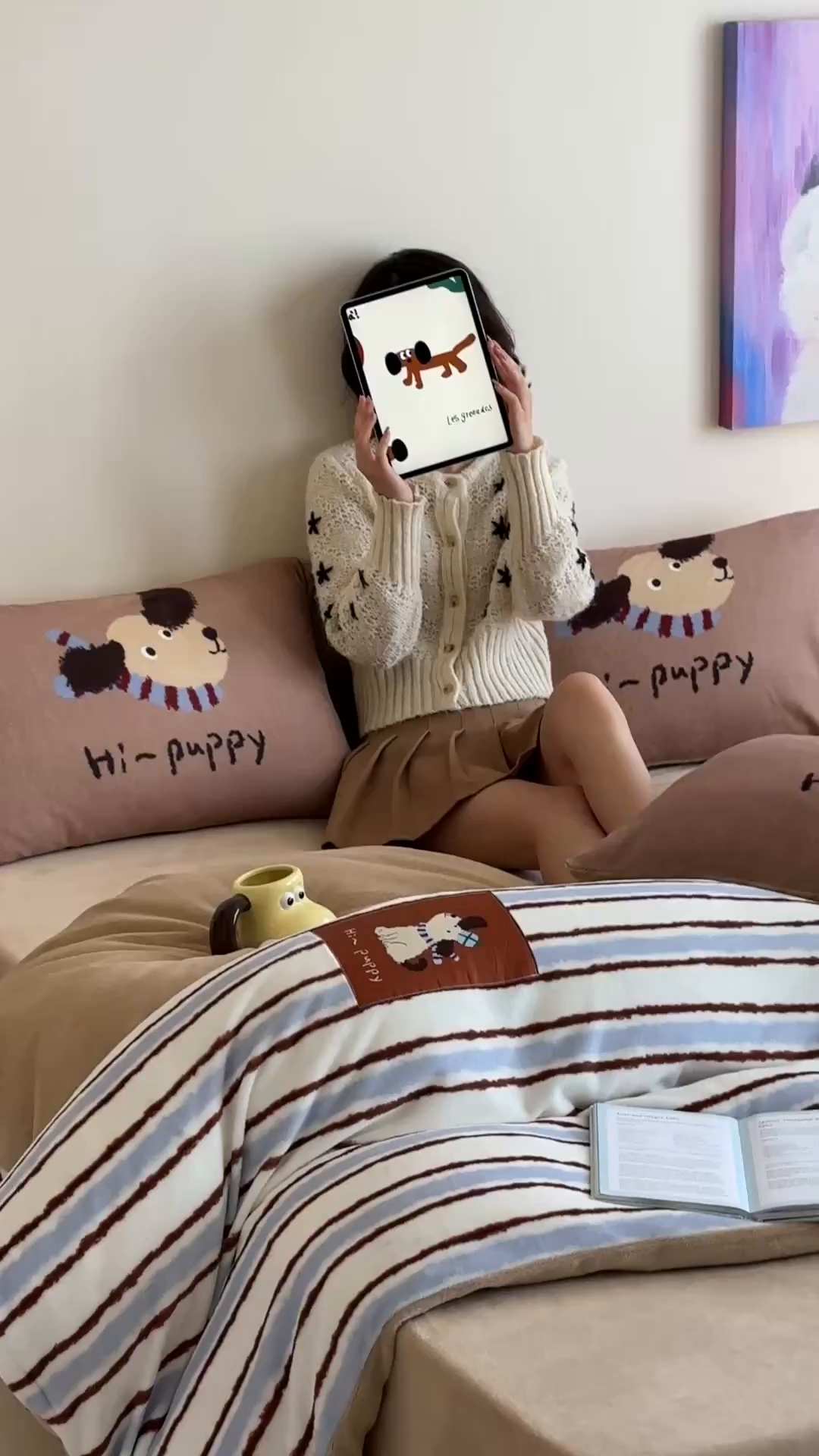 91家纺网 家纺一手货源 找家纺 桃子家居 2025新款A类ins数码印花卡通织标混搭大版加厚牛奶绒系列四件套 绒-织标柚安围巾狗