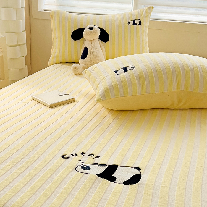 91家纺网 家纺一手货源 找家纺 繁花家居 2025新款经典条纹系列绣花牛奶绒单品床单床笠床单床笠单件 床单-黄条熊猫