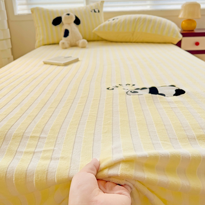 91家纺网 家纺一手货源 找家纺 繁花家居 2025新款经典条纹系列绣花牛奶绒单品床单床笠床单床笠单件 床单-黄条熊猫