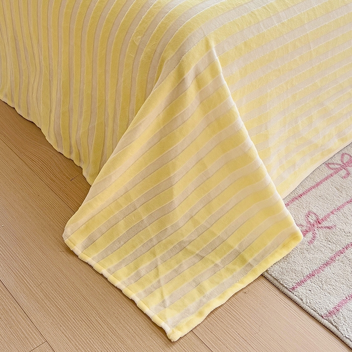 91家纺网 家纺一手货源 找家纺 繁花家居 2025新款经典条纹系列绣花牛奶绒单品床单床笠床单床笠单件 床单-黄条熊猫