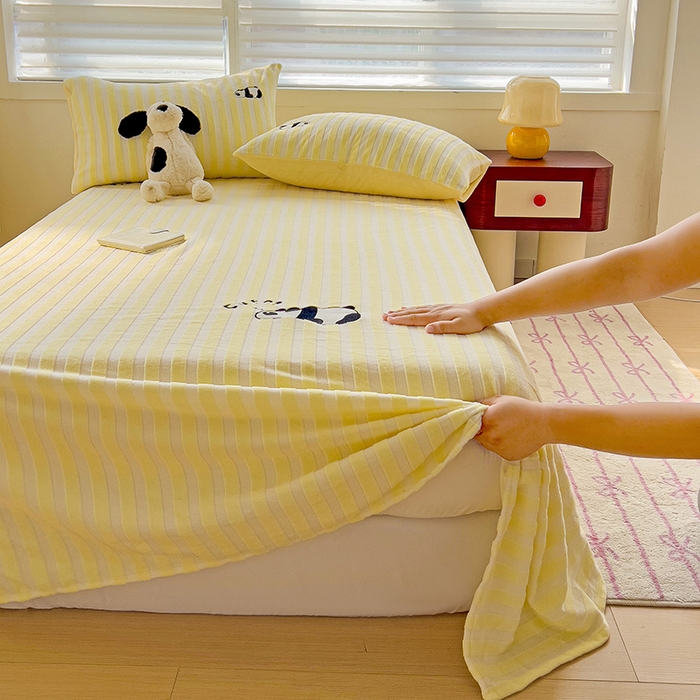91家纺网 家纺一手货源 找家纺 繁花家居 2025新款经典条纹系列绣花牛奶绒单品床单床笠床单床笠单件 床单-黄条熊猫