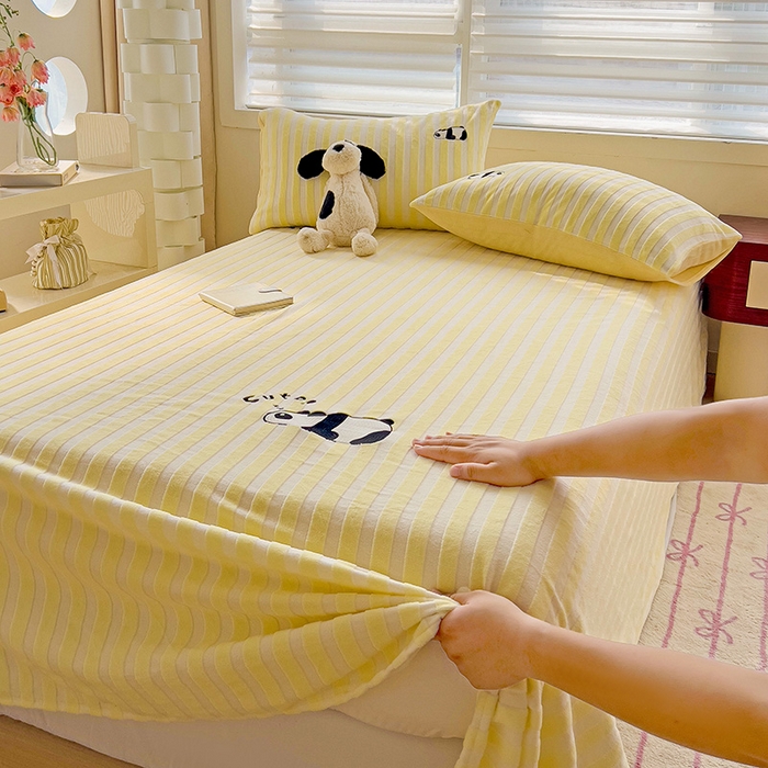 91家纺网 家纺一手货源 找家纺 繁花家居 2025新款经典条纹系列绣花牛奶绒单品床单床笠床单床笠单件 床单-黄条熊猫