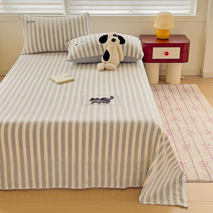 91家纺网 家纺一手货源 找家纺 繁花家居 2025新款经典条纹系列绣花牛奶绒单品床单床笠床单床笠单件 床单-灰条小猫