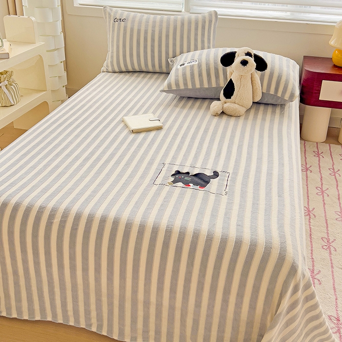 91家纺网 家纺一手货源 找家纺 繁花家居 2025新款经典条纹系列绣花牛奶绒单品床单床笠床单床笠单件 床单-灰条小猫