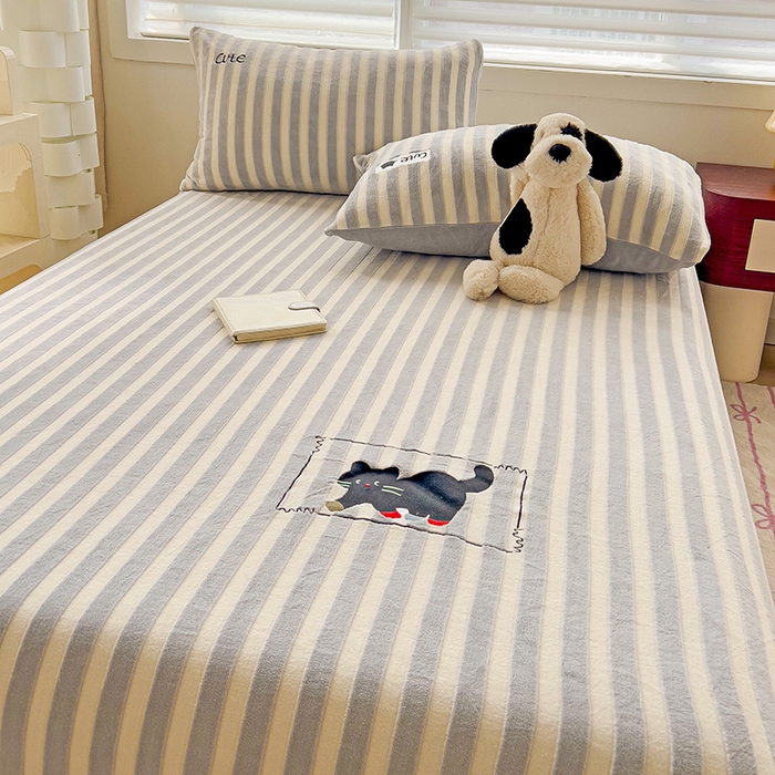 91家纺网 家纺一手货源 找家纺 繁花家居 2025新款经典条纹系列绣花牛奶绒单品床单床笠床单床笠单件 床单-灰条小猫