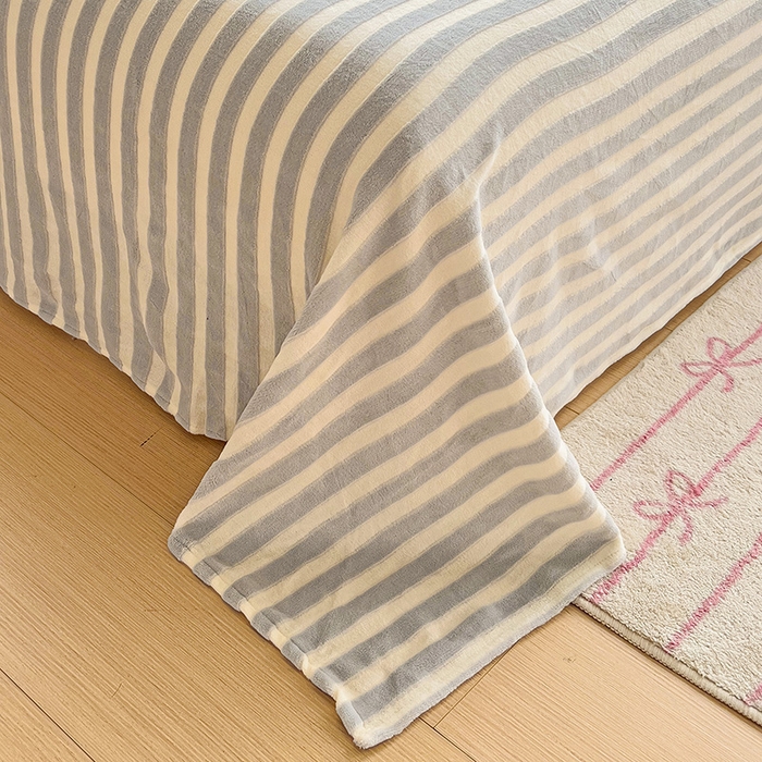 91家纺网 家纺一手货源 找家纺 繁花家居 2025新款经典条纹系列绣花牛奶绒单品床单床笠床单床笠单件 床单-灰条小猫