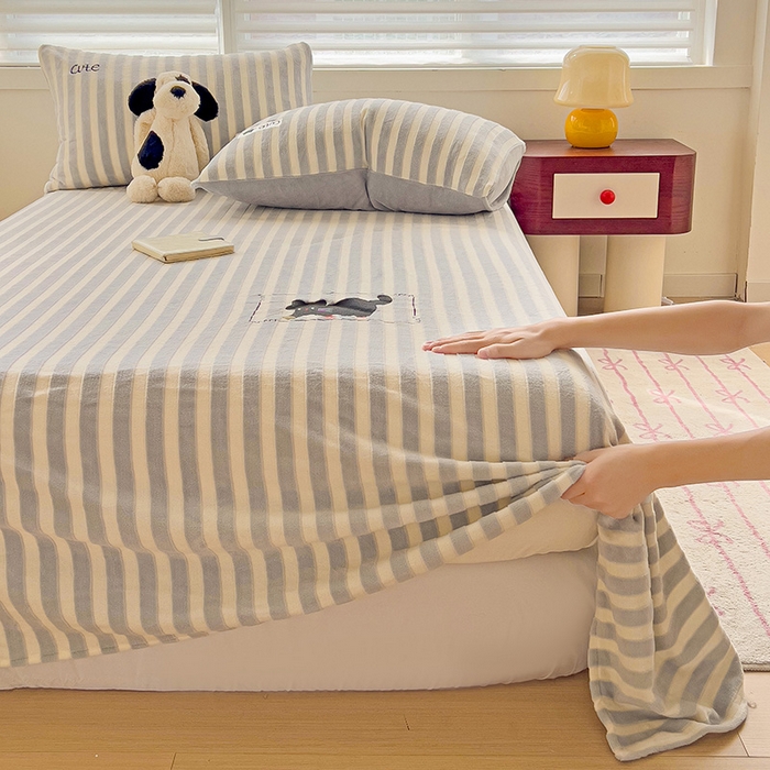 91家纺网 家纺一手货源 找家纺 繁花家居 2025新款经典条纹系列绣花牛奶绒单品床单床笠床单床笠单件 床单-灰条小猫