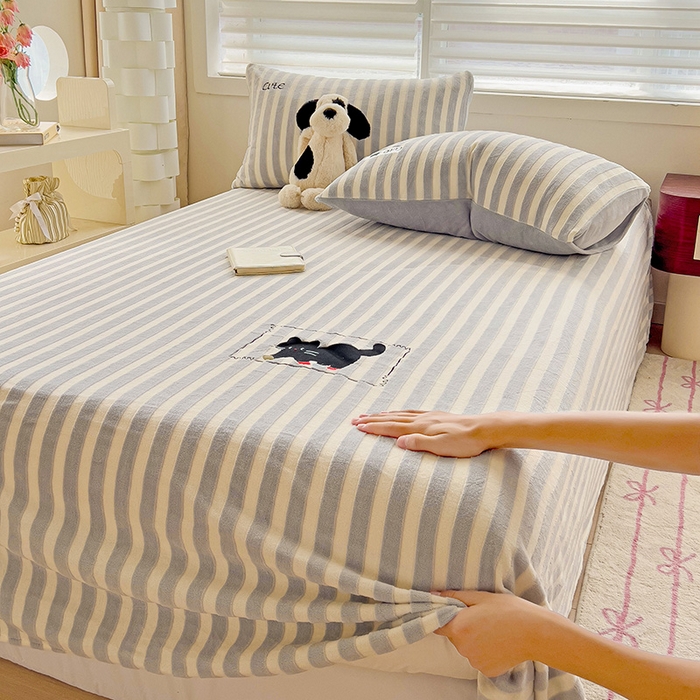 91家纺网 家纺一手货源 找家纺 繁花家居 2025新款经典条纹系列绣花牛奶绒单品床单床笠床单床笠单件 床单-灰条小猫