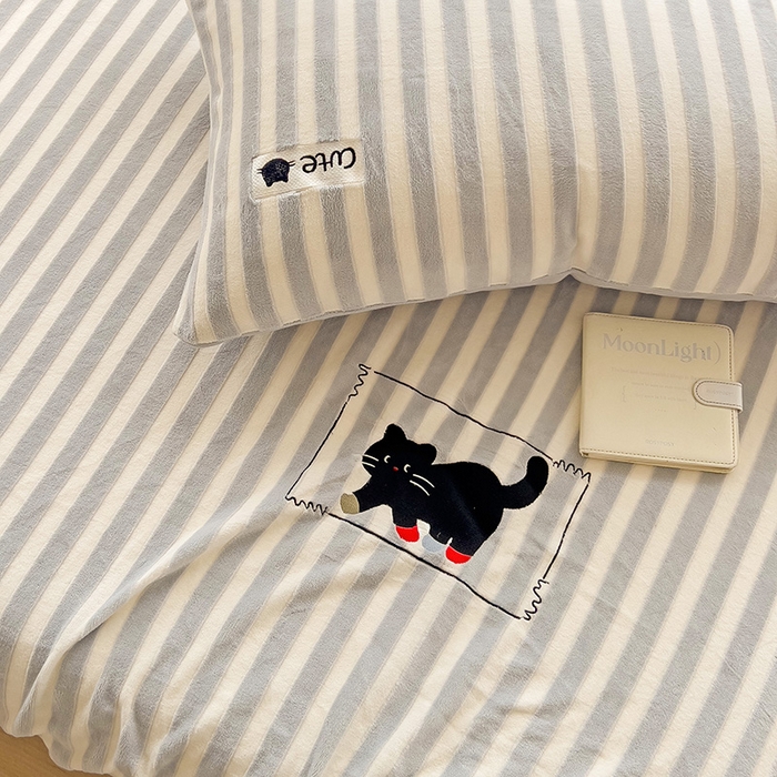 91家纺网 家纺一手货源 找家纺 繁花家居 2025新款经典条纹系列绣花牛奶绒单品床单床笠床单床笠单件 床单-灰条小猫