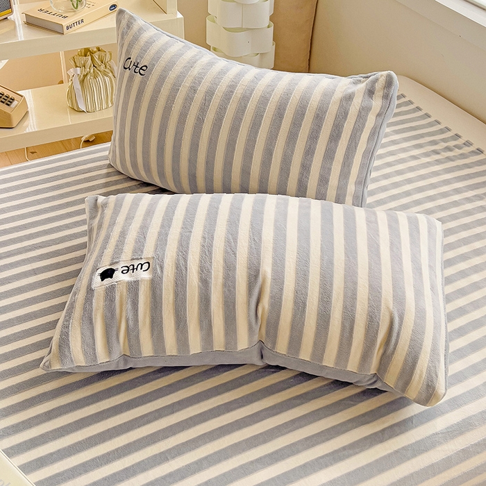 91家纺网 家纺一手货源 找家纺 繁花家居 2025新款经典条纹系列绣花牛奶绒单品床单床笠床单床笠单件 床单-灰条小猫