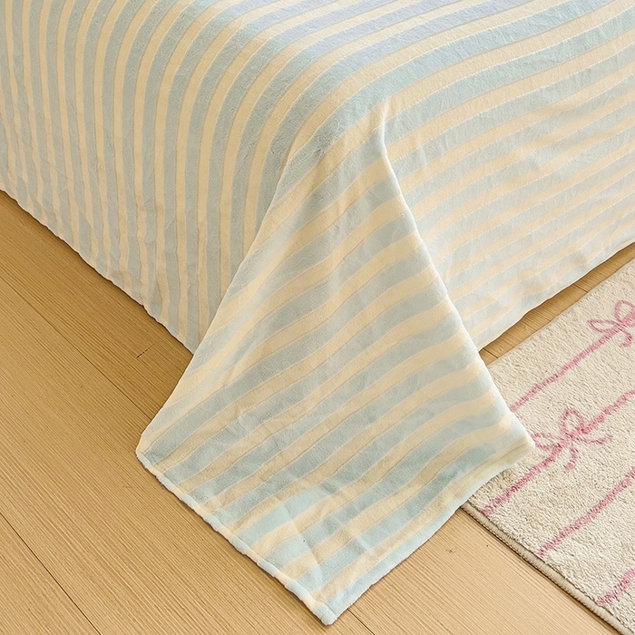 91家纺网 家纺一手货源 找家纺 繁花家居 2025新款经典条纹系列绣花牛奶绒单品床单床笠床单床笠单件 床单-蓝条熊猫