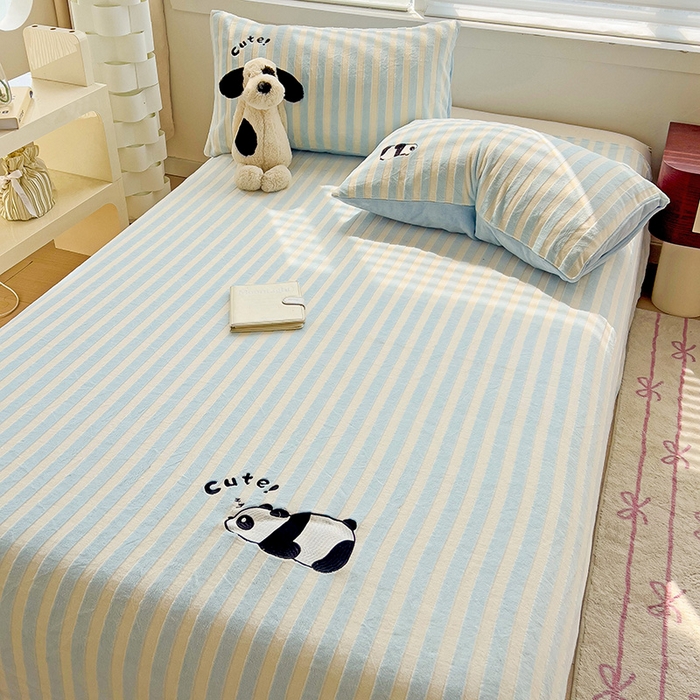 91家纺网 家纺一手货源 找家纺 繁花家居 2025新款经典条纹系列绣花牛奶绒单品床单床笠床单床笠单件 床单-蓝条熊猫