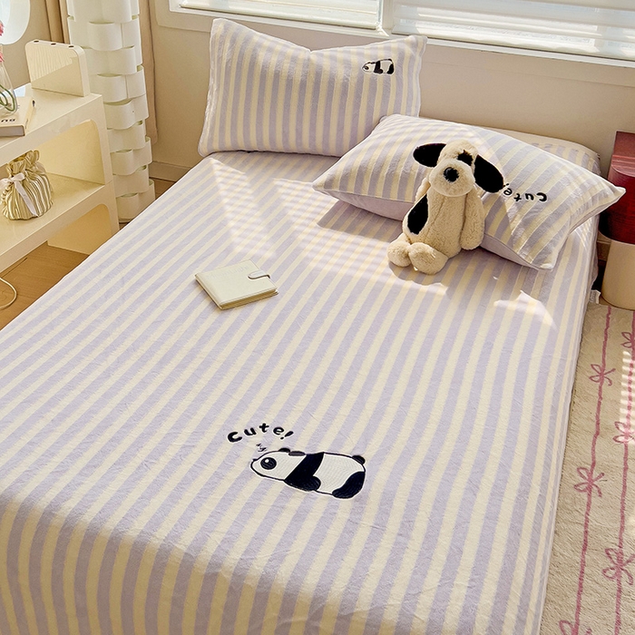 91家纺网 家纺一手货源 找家纺 繁花家居 2025新款经典条纹系列绣花牛奶绒单品床单床笠床单床笠单件 床单-紫条熊猫