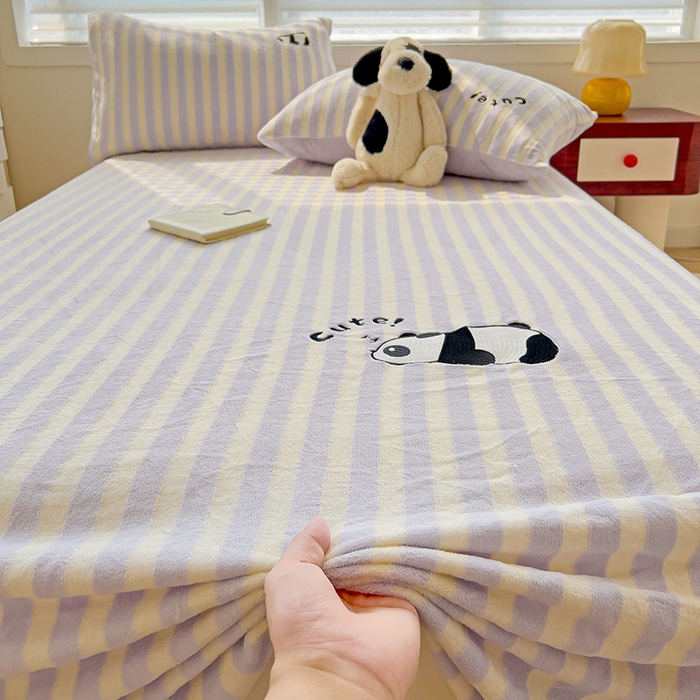 91家纺网 家纺一手货源 找家纺 繁花家居 2025新款经典条纹系列绣花牛奶绒单品床单床笠床单床笠单件 床单-紫条熊猫