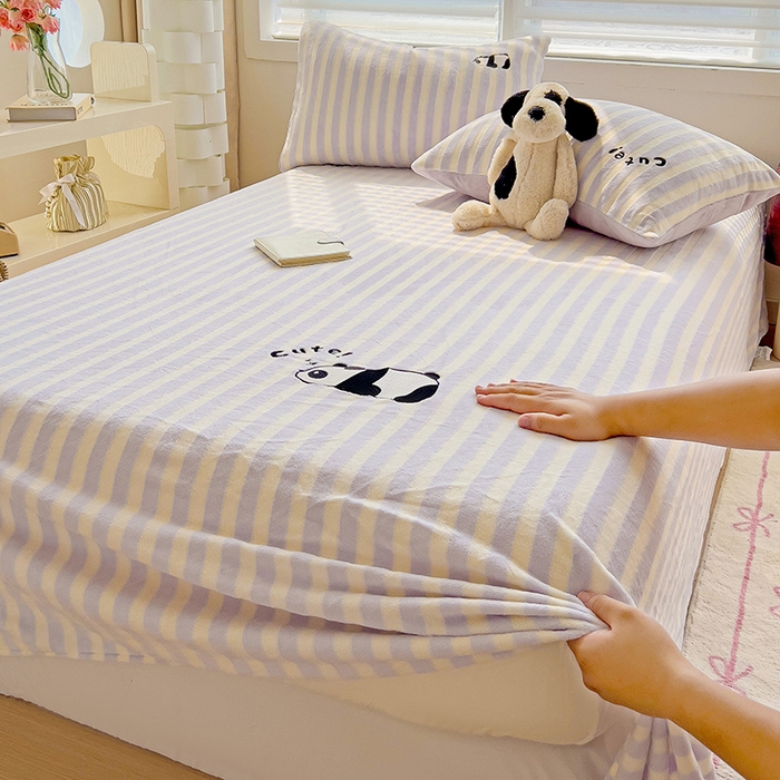 91家纺网 家纺一手货源 找家纺 繁花家居 2025新款经典条纹系列绣花牛奶绒单品床单床笠床单床笠单件 床单-紫条熊猫