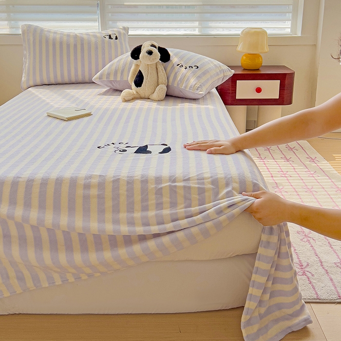 91家纺网 家纺一手货源 找家纺 繁花家居 2025新款经典条纹系列绣花牛奶绒单品床单床笠床单床笠单件 床单-紫条熊猫