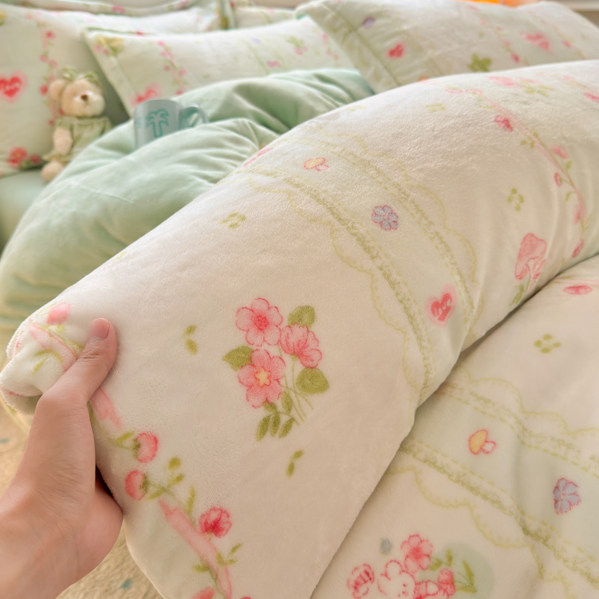 91家纺网 家纺一手货源 找家纺 铭宣 2025新款高克重牛奶绒印花保暖四件套床单床笠单被套款 爱丽丝花园