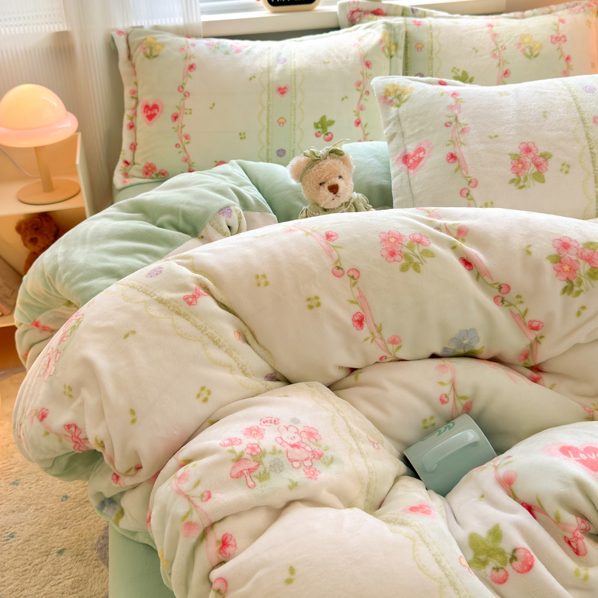 91家纺网 家纺一手货源 找家纺 铭宣 2025新款高克重牛奶绒印花保暖四件套床单床笠单被套款 爱丽丝花园