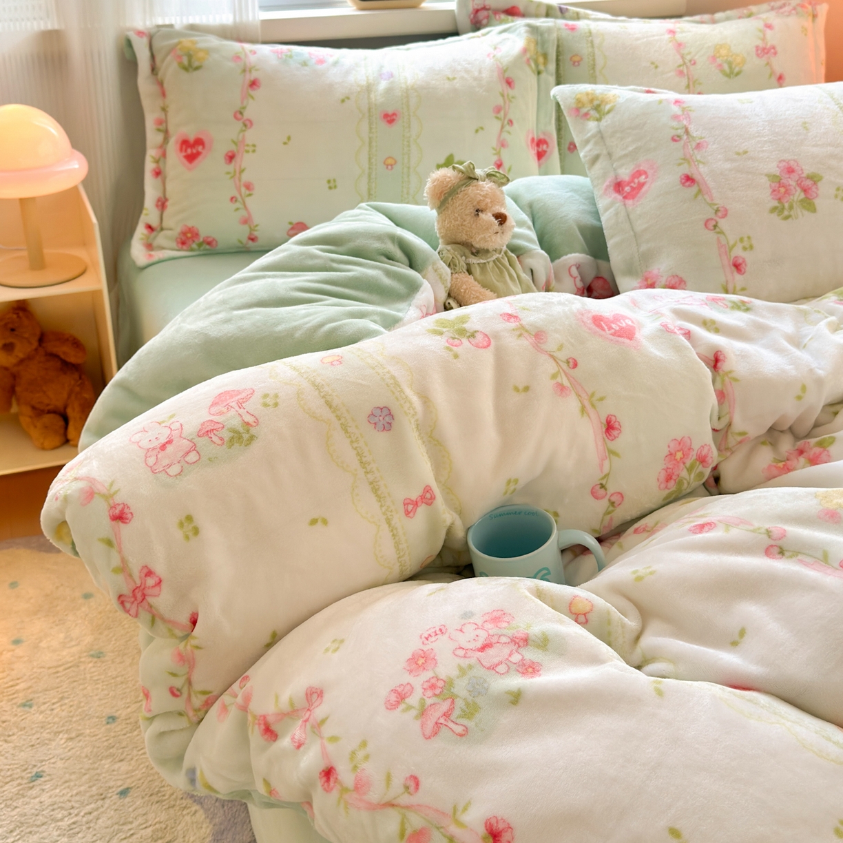 91家纺网 家纺一手货源 找家纺 铭宣 2025新款高克重牛奶绒印花保暖四件套床单床笠单被套款 爱丽丝花园