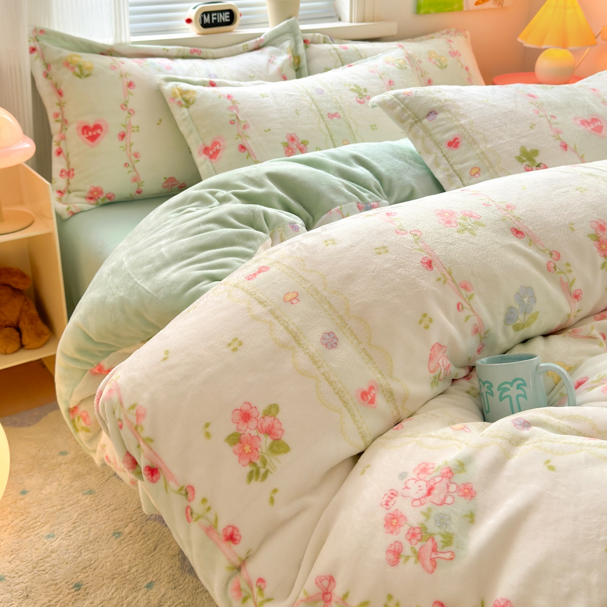 91家纺网 家纺一手货源 找家纺 铭宣 2025新款高克重牛奶绒印花保暖四件套床单床笠单被套款 爱丽丝花园