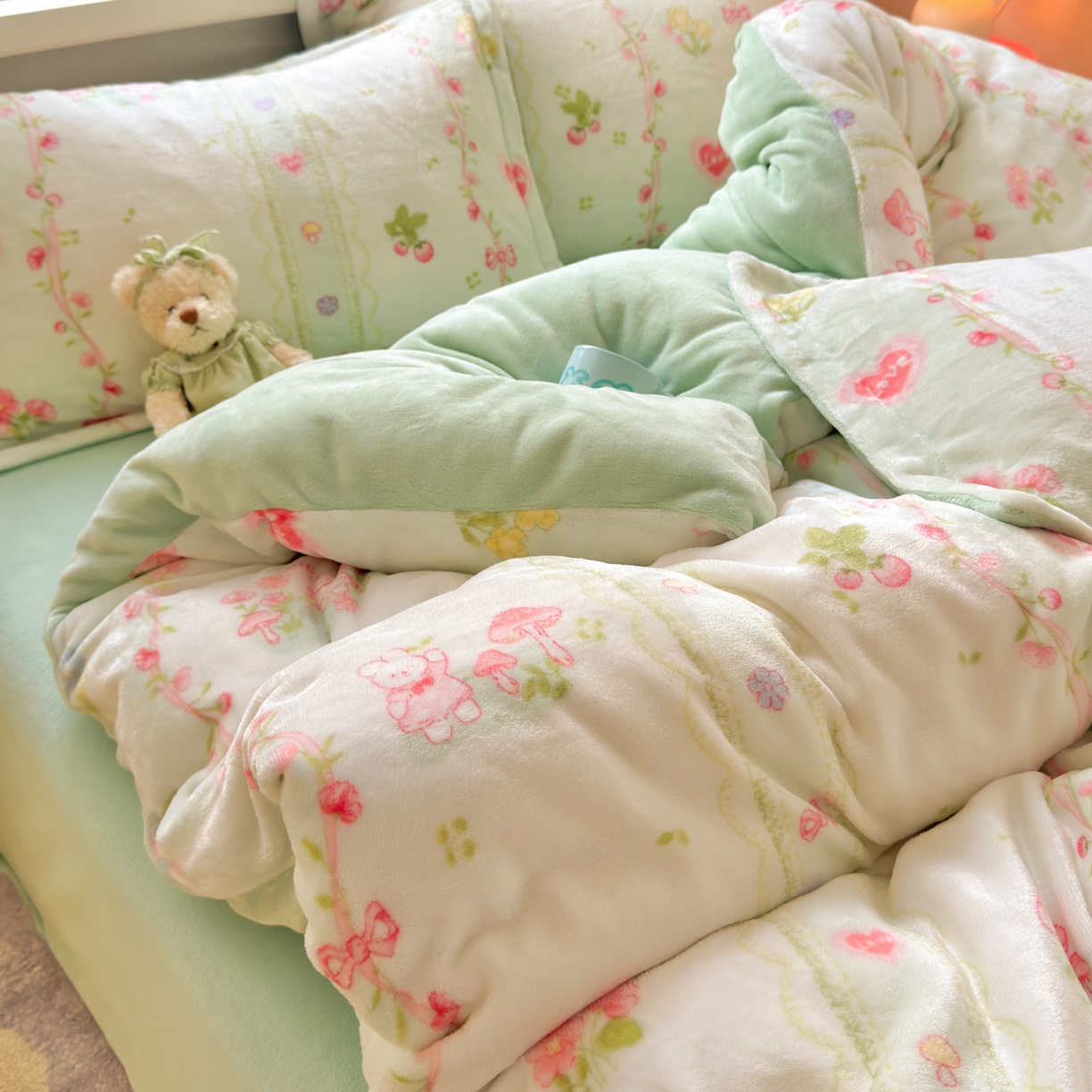 91家纺网 家纺一手货源 找家纺 铭宣 2025新款高克重牛奶绒印花保暖四件套床单床笠单被套款 爱丽丝花园