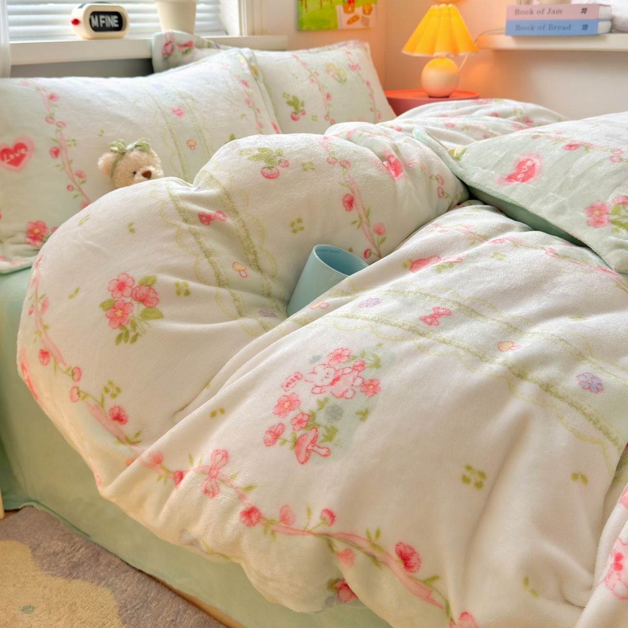 91家纺网 家纺一手货源 找家纺 铭宣 2025新款高克重牛奶绒印花保暖四件套床单床笠单被套款 爱丽丝花园