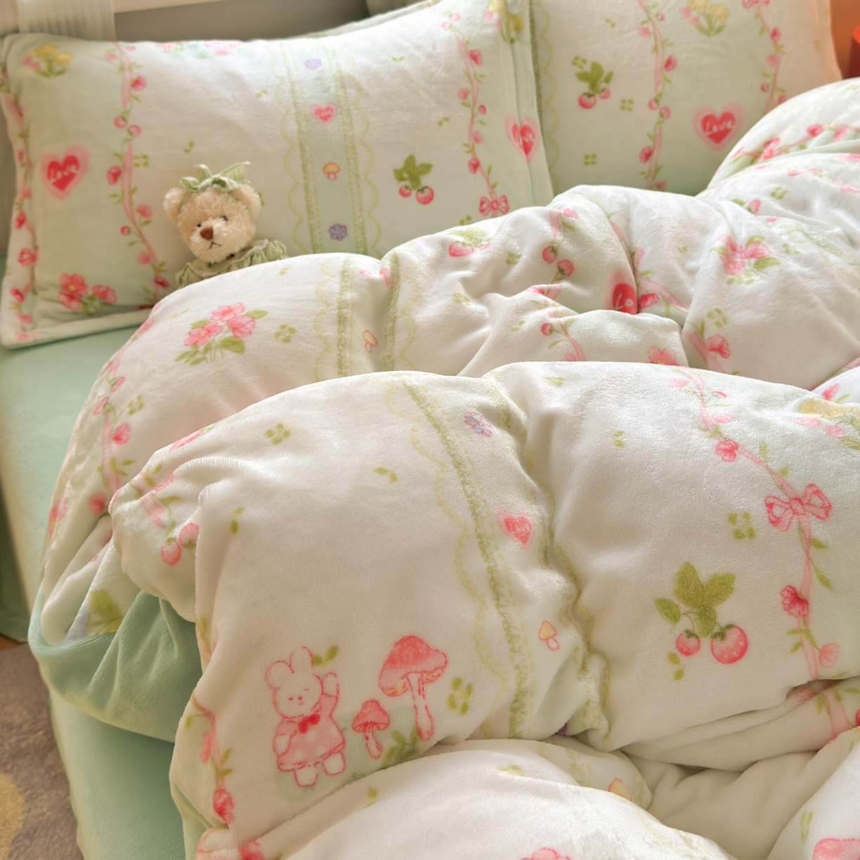 91家纺网 家纺一手货源 找家纺 铭宣 2025新款高克重牛奶绒印花保暖四件套床单床笠单被套款 爱丽丝花园