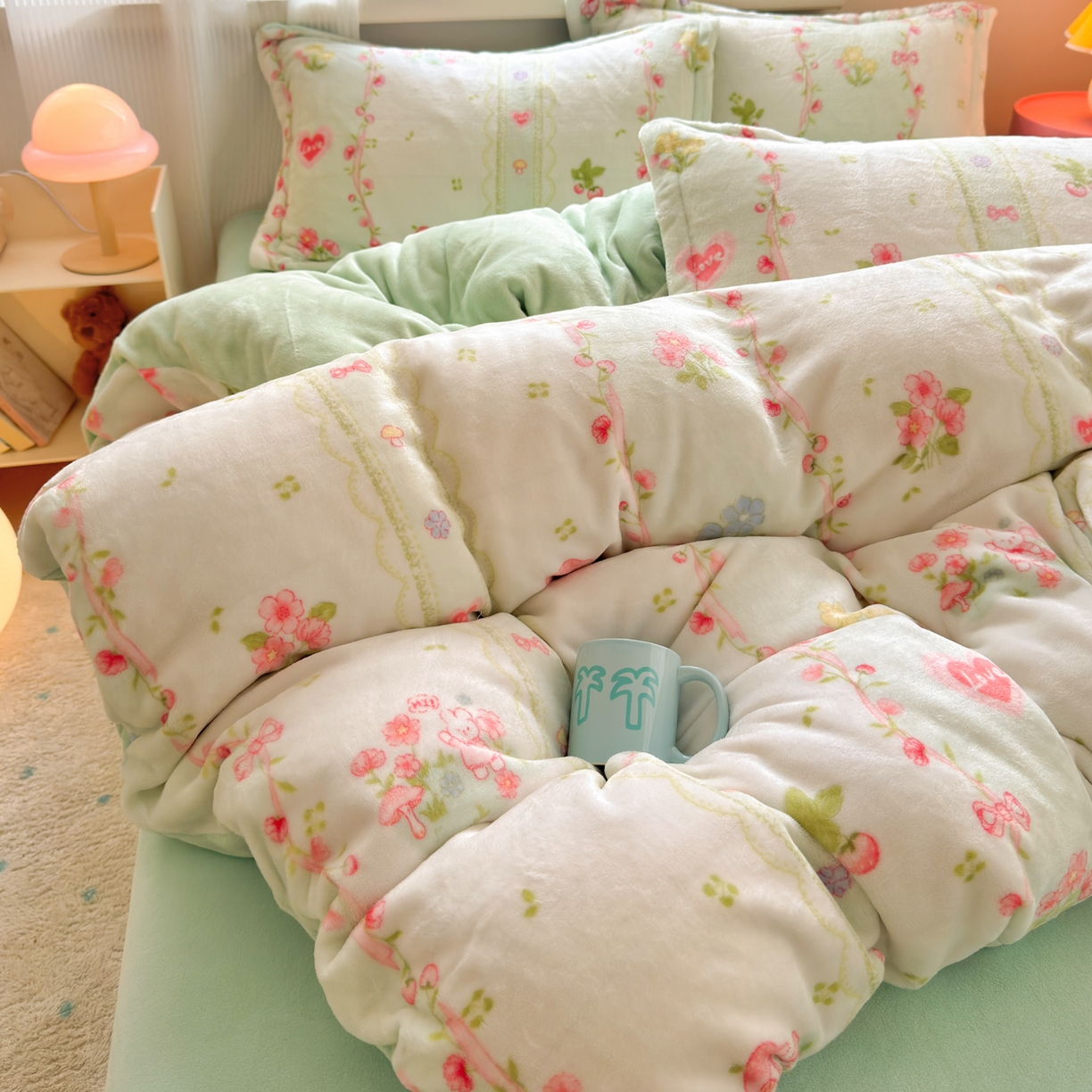 91家纺网 家纺一手货源 找家纺 铭宣 2025新款高克重牛奶绒印花保暖四件套床单床笠单被套款 爱丽丝花园