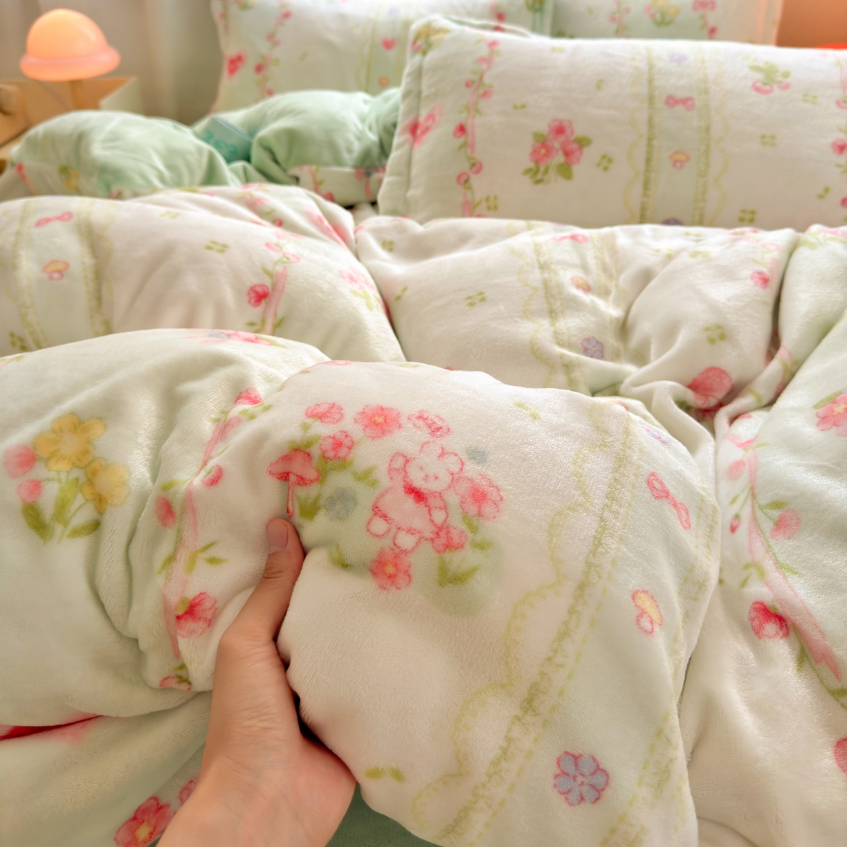 91家纺网 家纺一手货源 找家纺 铭宣 2025新款高克重牛奶绒印花保暖四件套床单床笠单被套款 爱丽丝花园