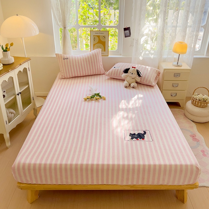 91家纺网 家纺一手货源 找家纺 繁花家居 2025新款经典条纹系列绣花牛奶绒单品床单床笠床单床笠单件 床笠-粉条小猫