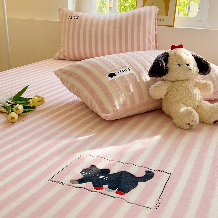 91家纺网 家纺一手货源 找家纺 繁花家居 2025新款经典条纹系列绣花牛奶绒单品床单床笠床单床笠单件 床笠-粉条小猫