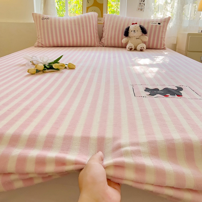 91家纺网 家纺一手货源 找家纺 繁花家居 2025新款经典条纹系列绣花牛奶绒单品床单床笠床单床笠单件 床笠-粉条小猫