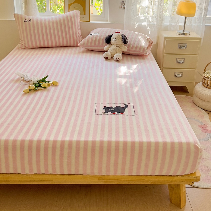 91家纺网 家纺一手货源 找家纺 繁花家居 2025新款经典条纹系列绣花牛奶绒单品床单床笠床单床笠单件 床笠-粉条小猫