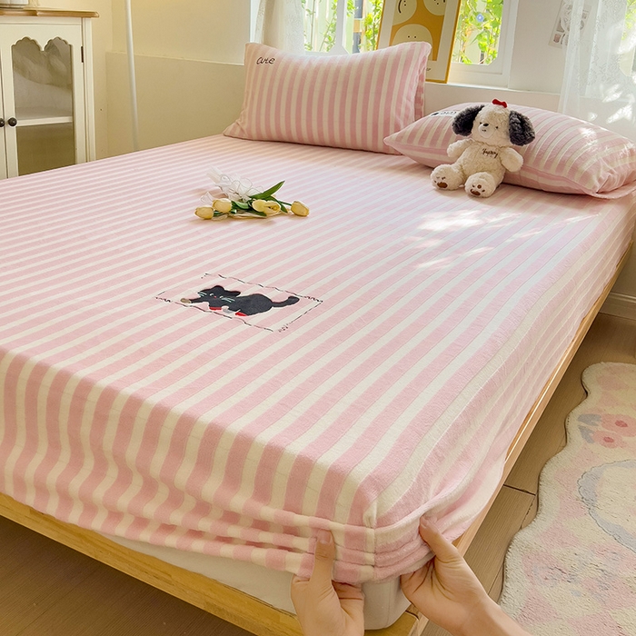 91家纺网 家纺一手货源 找家纺 繁花家居 2025新款经典条纹系列绣花牛奶绒单品床单床笠床单床笠单件 床笠-粉条小猫