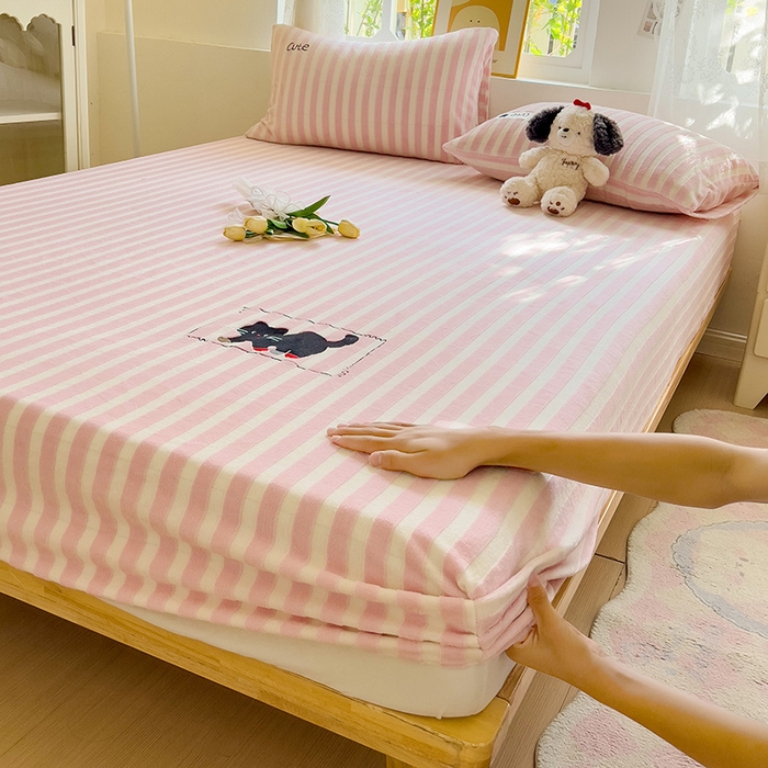 91家纺网 家纺一手货源 找家纺 繁花家居 2025新款经典条纹系列绣花牛奶绒单品床单床笠床单床笠单件 床笠-粉条小猫