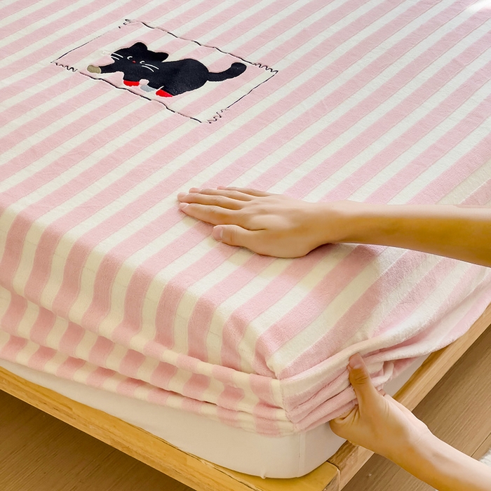 91家纺网 家纺一手货源 找家纺 繁花家居 2025新款经典条纹系列绣花牛奶绒单品床单床笠床单床笠单件 床笠-粉条小猫