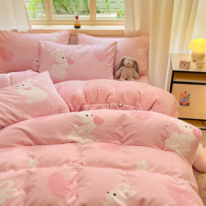 91家纺网 家纺一手货源 找家纺 铭宣 2025新款高克重牛奶绒印花保暖四件套床单床笠单被套款 爱心兔-粉