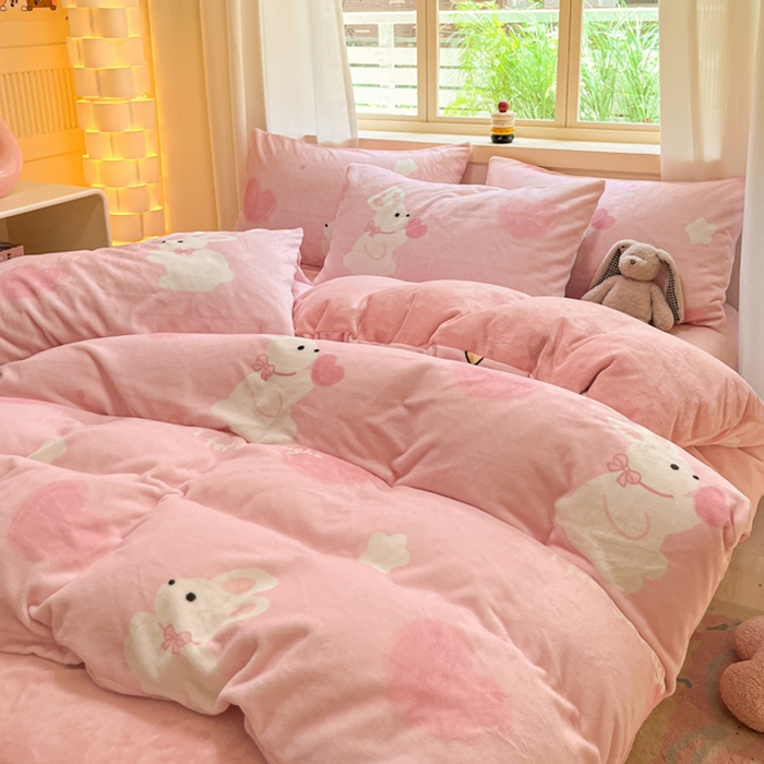 91家纺网 家纺一手货源 找家纺 铭宣 2025新款高克重牛奶绒印花保暖四件套床单床笠单被套款 爱心兔-粉