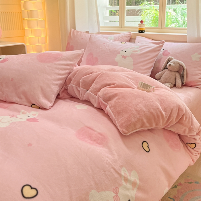 91家纺网 家纺一手货源 找家纺 铭宣 2025新款高克重牛奶绒印花保暖四件套床单床笠单被套款 爱心兔-粉