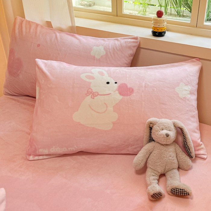 91家纺网 家纺一手货源 找家纺 铭宣 2025新款高克重牛奶绒印花保暖四件套床单床笠单被套款 爱心兔-粉