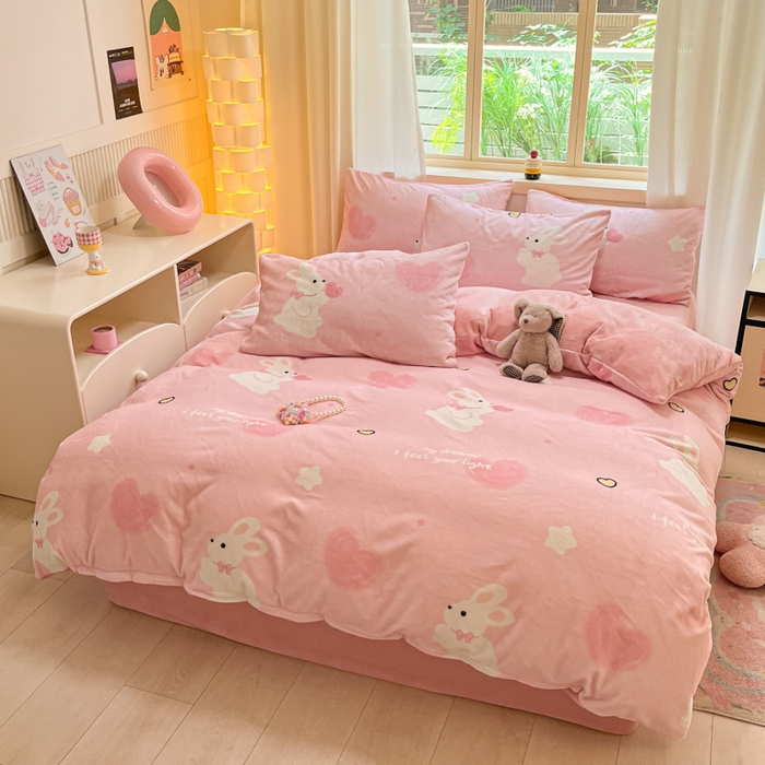 91家纺网 家纺一手货源 找家纺 铭宣 2025新款高克重牛奶绒印花保暖四件套床单床笠单被套款 爱心兔-粉