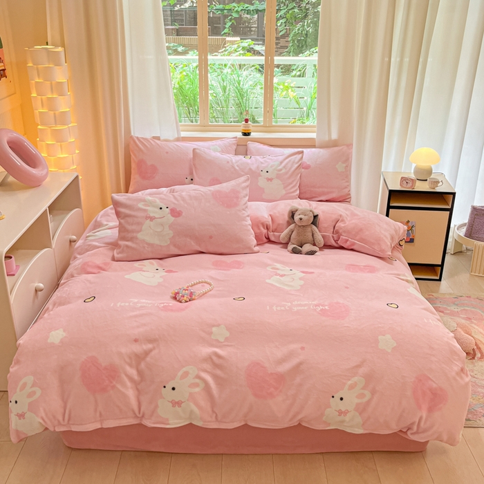 91家纺网 家纺一手货源 找家纺 铭宣 2025新款高克重牛奶绒印花保暖四件套床单床笠单被套款 爱心兔-粉