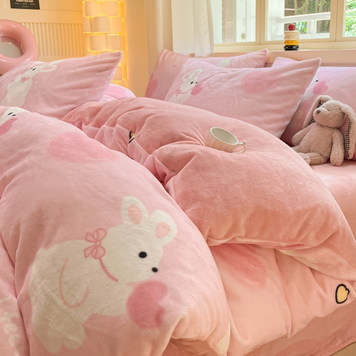 91家纺网 家纺一手货源 找家纺 铭宣 2025新款高克重牛奶绒印花保暖四件套床单床笠单被套款 爱心兔-粉