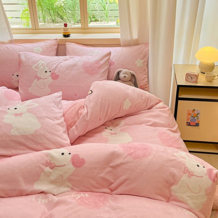 91家纺网 家纺一手货源 找家纺 铭宣 2025新款高克重牛奶绒印花保暖四件套床单床笠单被套款 爱心兔-粉